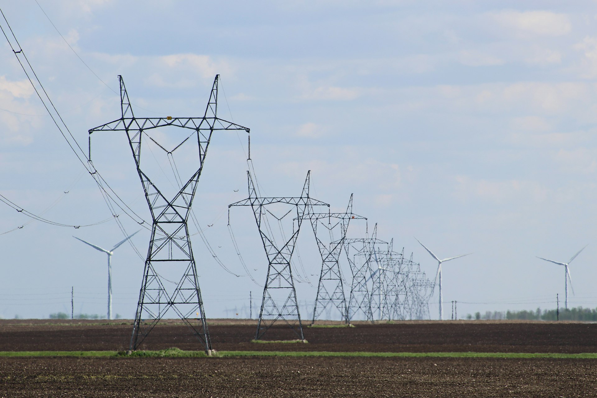 Power transmission infrastructure and wind turbines