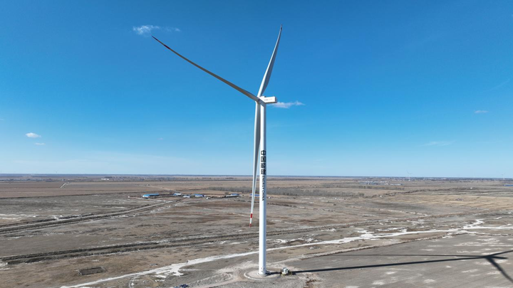 Wind turbine at a renewable power site supplying green ammonia production